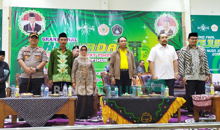 Menpora Zainuddin Amali Bersama Bupati Jombang Hj. Mundjidah Wahab saat upacara penutupan ajang Kejurda Pencak Silat Pagar Nusa Jawa Timur.