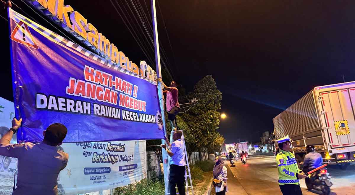 Ketua Fraksi Gerindra DPRD Gresik, Nur Saidah, saat memantau langsung pemasangan spanduk imbauan di tepi jalan depan Polsek Duduksampeyan. Foto: Ist
