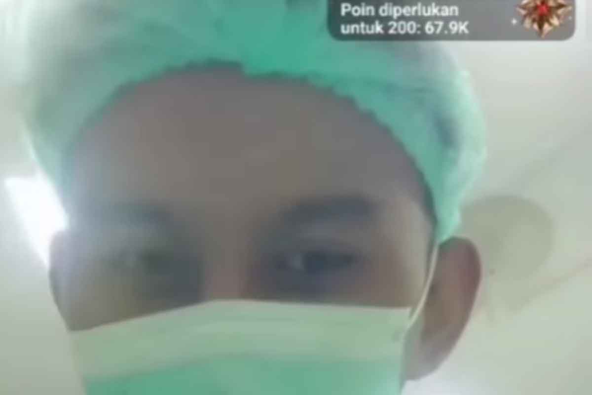 Tangkapan layar rekaman Live Tiktok yang dilakukan oleh Dua Nakes di Jombang. Foto: Instagram @inijawatimur