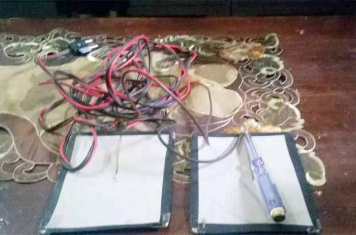 Tespen yang dikasih kabel dan colokan ini yang dipakai Tjipto Yuwono, Kepala SDN Lowokwaru 3 Malang, untuk terapi 4 siswanya. foto: IWAN IRAWAN/ BANGSAONLINE