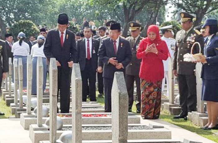 Presiden Joko Widodo dan Wapres Jusuf Kalla melakukan ziarah di di Taman Makam Pahlawan, Kalibata, Jakarta. 