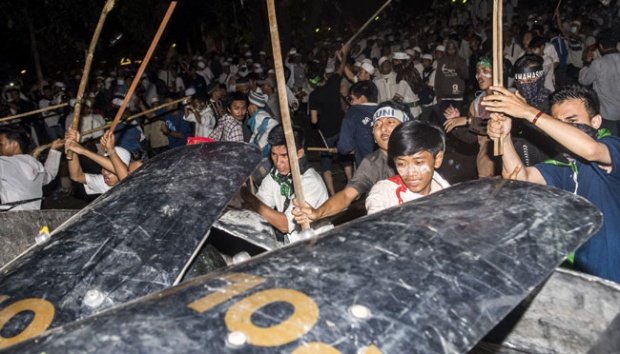 Para demonstran saat bentrok dengan aparat kepolisian yang mengamankan jalannya demo 4 Nopember 2016. Foto: tempo.co