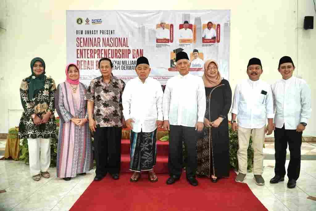 Prof Dr H Haris Supratno, Rektor Unhasy (nomor 3 dari kiri), Prof Dr KH Asep Saifuddin Chalim, KH Abdul Hakim Mahfudz (Gus Kikin) dan istrinya, Nyai Hj Lelly Lailiyah, Nya Hj Farida Salahuddin Wahid (nomor 2 dari kiri), M Mas