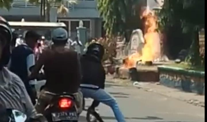 Kobaran api yang muncul akibat kebocoran jaringan gas.