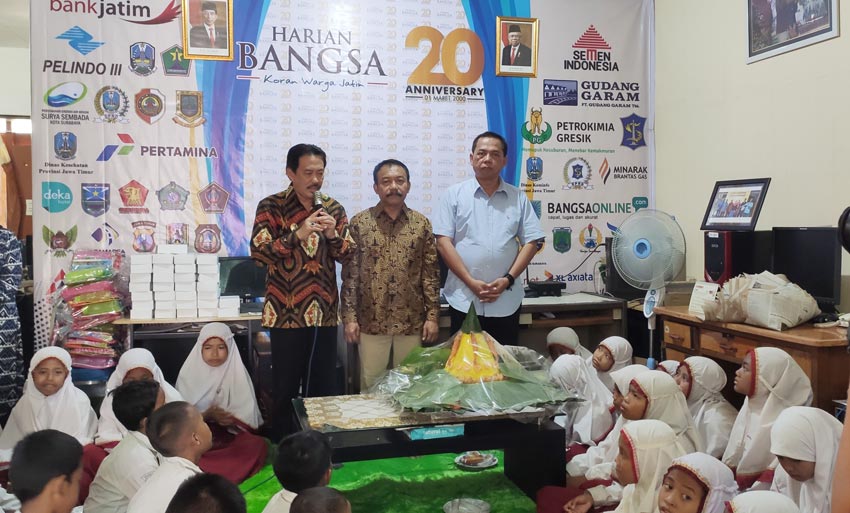 Dari kiri, Plt. Wakil Bupati Sidoarjo Nur Ahmad Syaifuddin, Komisaris Utama HARIAN BANGSA M. Mas