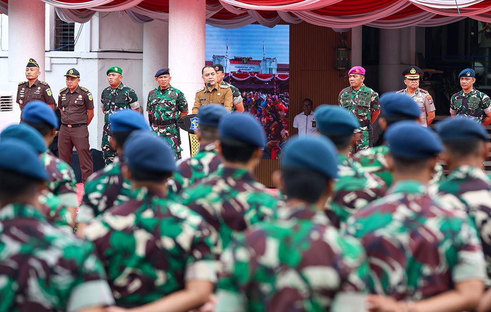 Pemkot Surabaya menggelar apel pembentukan Satgas Penindakan Premanisme dan Mafia Tanah di Balai Kota, Senin (5/1/2026). Foto: Hms
