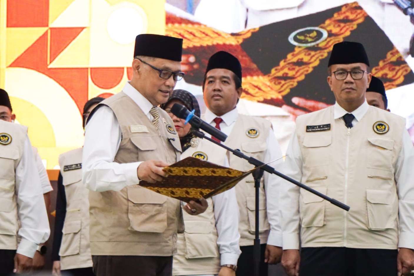 Menhaj Gus Irfan saat pelantikan PPIH Embarkasi se-Indonesia