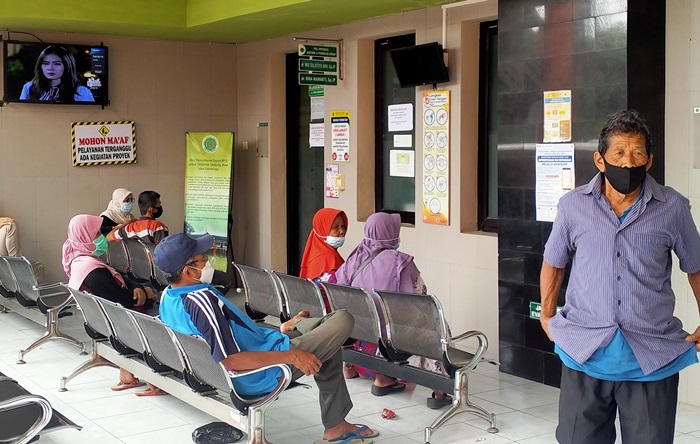 Pasien yang sedang berobat ke RSUD Trenggalek. foto: HERMAN/BANGSAONLINE