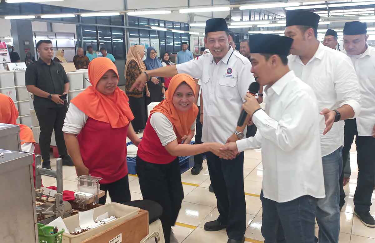 Kunjungi MPS Trowulan, Pasangan Mubarok Disambut Ribuan Karyawan