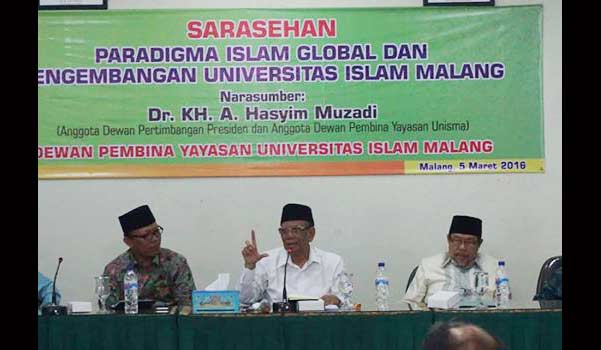 KHA Hasyim Muzadi saat memberikan paparan tentang pentingnya Aswaja jadi gerakan terorganisir dalam menghadapi gerakan paham transnasional yang dianggap mengancam NKRI. foto: BANGSAONLINE