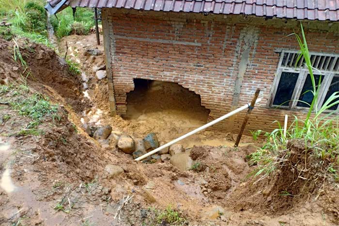 Kondisi rumah usai diterjang material longsor.