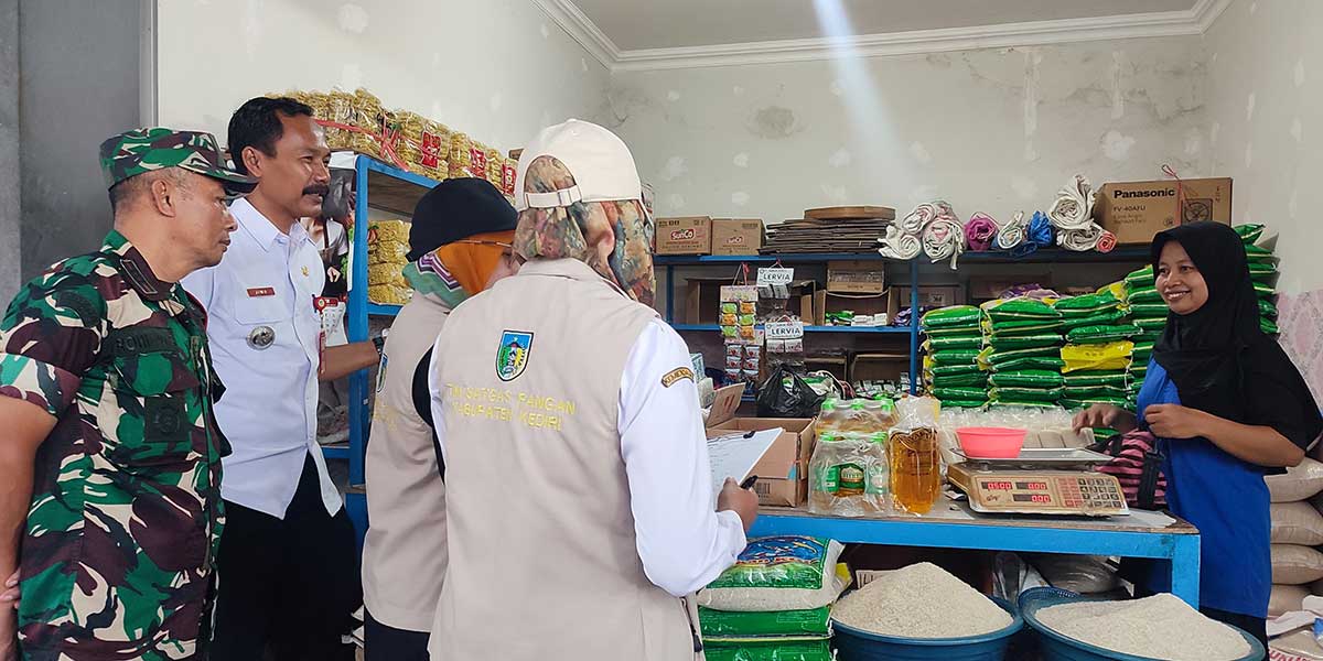 Tim gabungan saat melakukan sidak ke sebuah pasar tradisional di Kediri. Foto: Ist