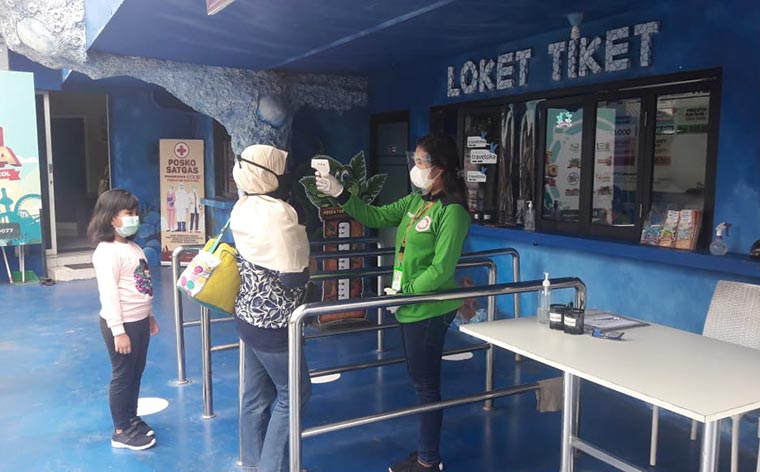 Pengunjung Predator Fun Park harus melalui tahapan pemeriksaan suhu tubuh sebelum masuk area taman wisata.