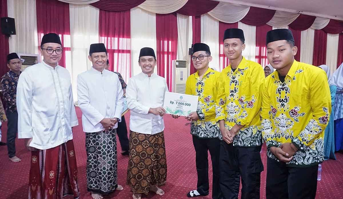 Wali Kota Pasuruan bersama wakilnya saat menyerahkan piagam penghargaan kepada santri berprestasi di MTQ XXXI Jatim 2025.
