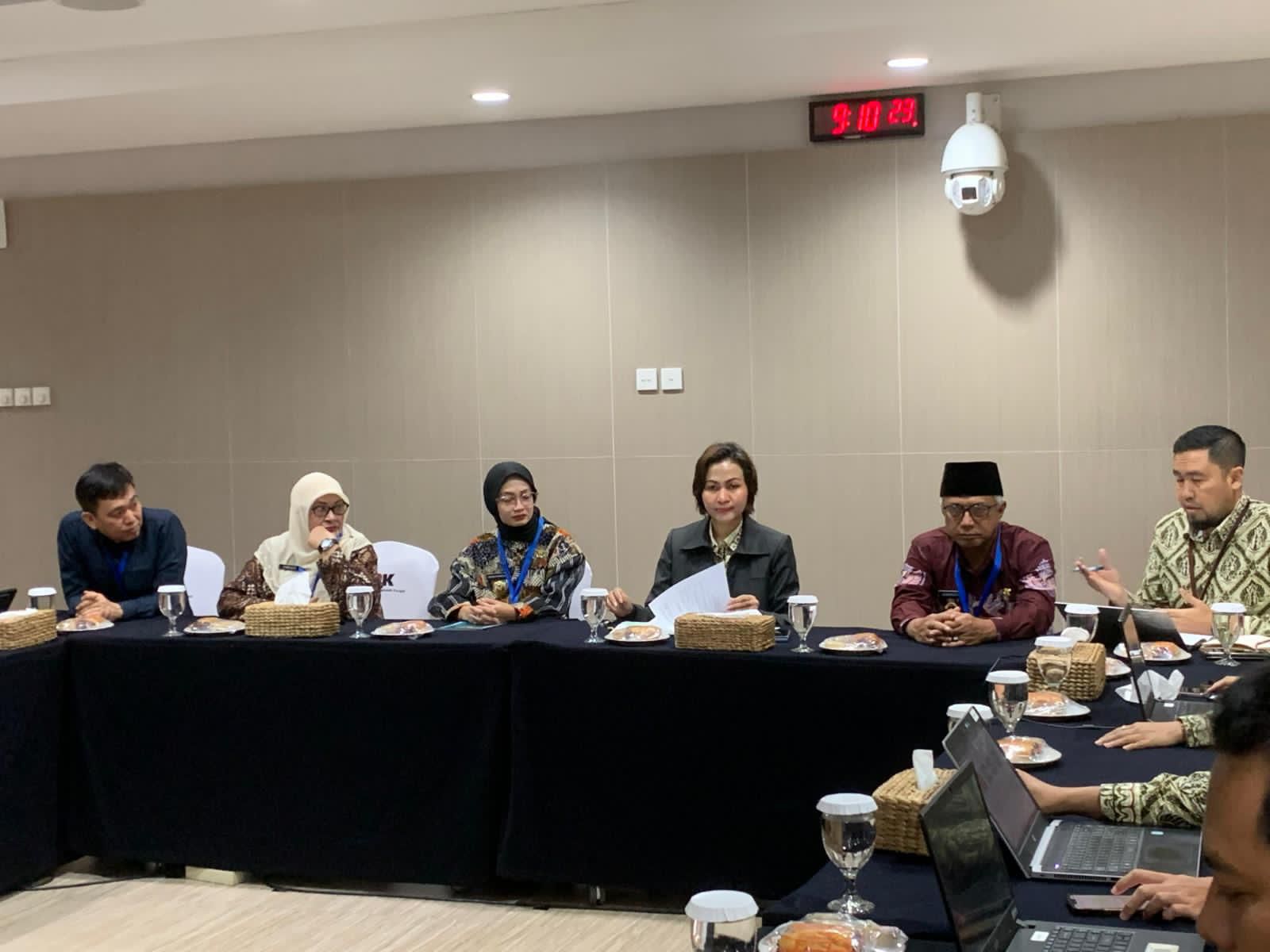  Wali Kota Kediri Vinanda Prameswati (nomor 3 dari kiri) saat menghadiri acara di Gedung KPK. (Ist). 