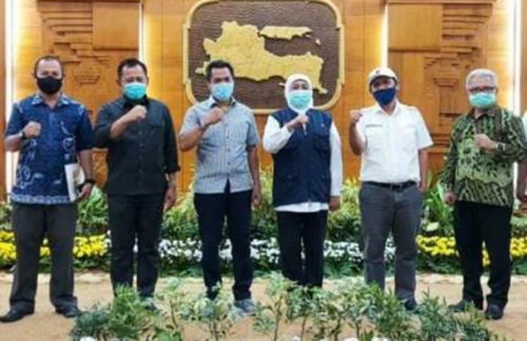 Gubernur Jawa Timur Khofifah Indar Parawansa bersama perwakilan buruh di Gedung Grahadi. foto: ist/ bangsaonline.com