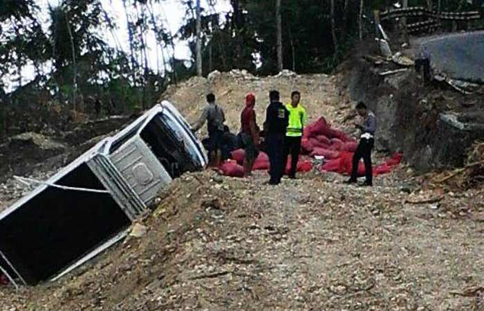 Kondisi truk saat masih di TKP.