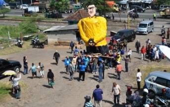 Warga korban lumpur semburan Lapindo melakukan pawai ogoh-ogoh dengan mengusung patung replika Bos PT Lapindo, Aburizal Bakrie. foto: agus hp/BANGSAONLINE