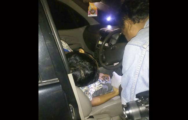 Polisi saat mengidentifikasi jenazah korban. foto: tri susanto/ BANGSAONLINE