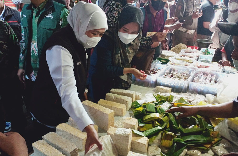 Gubernur Jatim Khofifah Indar Parawansa saat menyidak pasar. foto: DEVI FITRI AFRIYANTI/ BANGSAONLINE