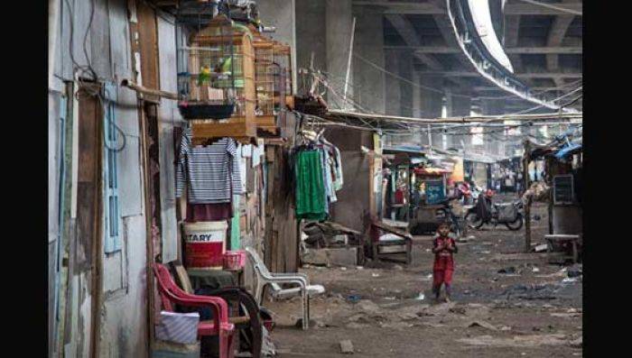 BAKAL DIBONGKAR: Bangunan liar di kolong tol pluit-tomang, Jakarta Utara ini akan digusur oleh Pemprov. foto: rakisa/ BANGSAONLINE