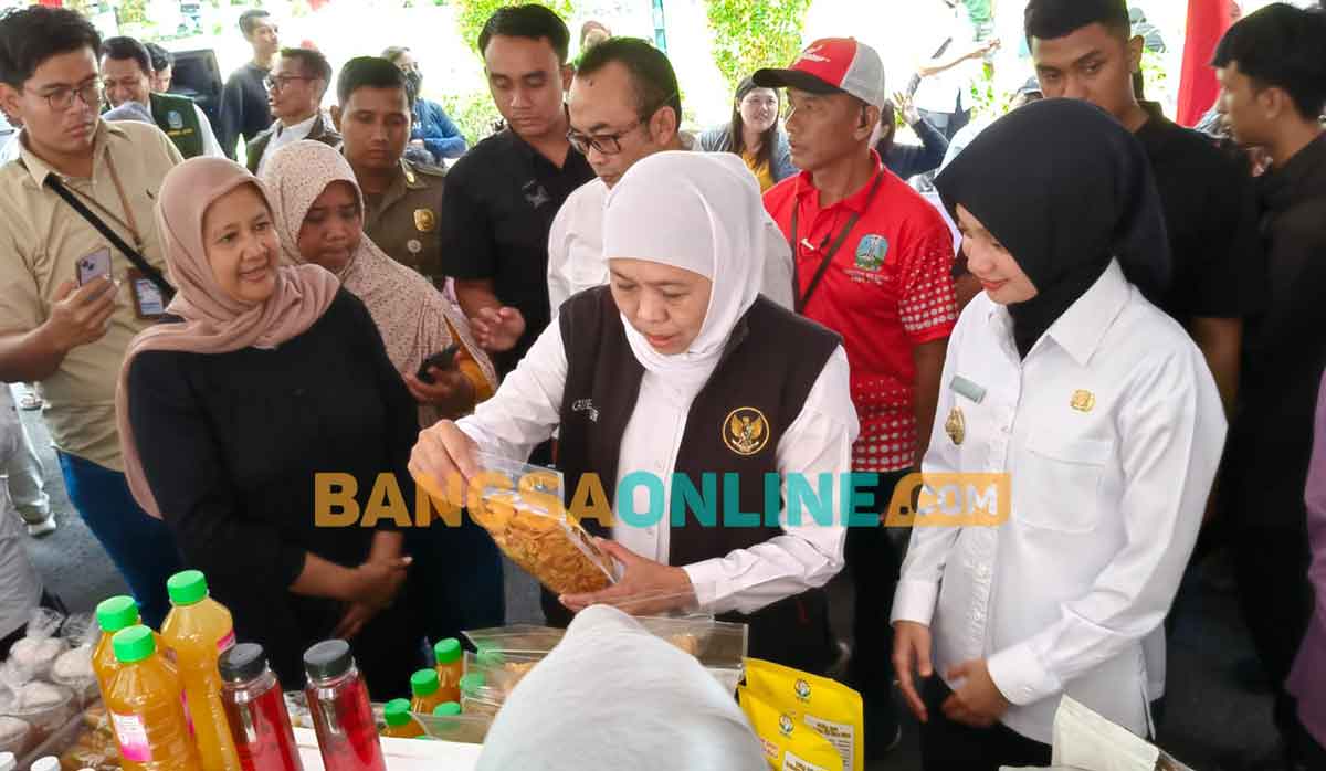 Gubernur Khofifah bersama Wali Kota Kediri saat meninjau salah satu stan UMKM. Foto: MUJI HARJITA/BANGSAONLINE