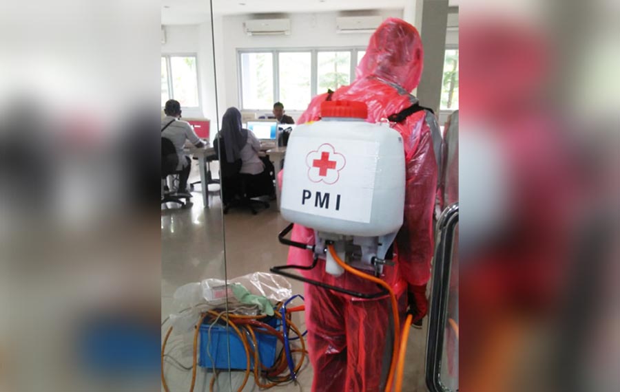 PMI Sumenep Lakukan Penyemprotan Disinfektan ke Sejumlah Fasilitas Umum