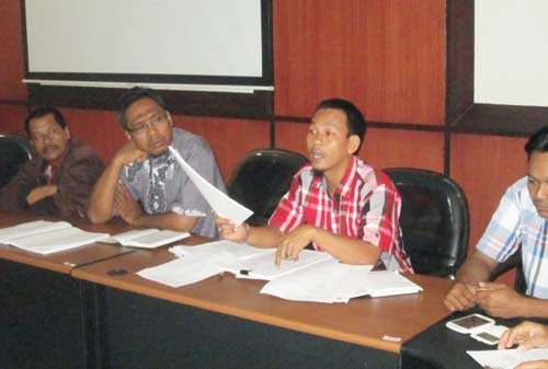 Warga Dusun Grogol saat hearing dengan komisi A. (foto: haris/BANGSAONLINE)
