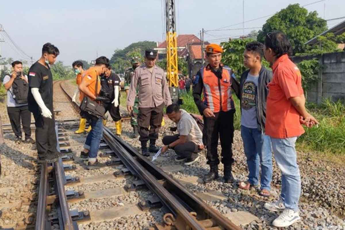 Petugas saat mengidentifikasi di lokasi kecelakaan di rel Rejotangan. Foto: Ist.
