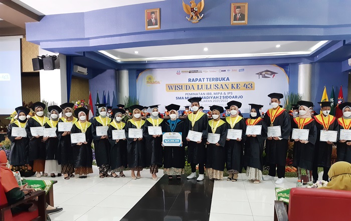 POSE: Wisudawan berprestasi terima penghargaan saat Wisuda Lulusan ke-43 Smamda, Kamis (26/5/2022). foto: ist.