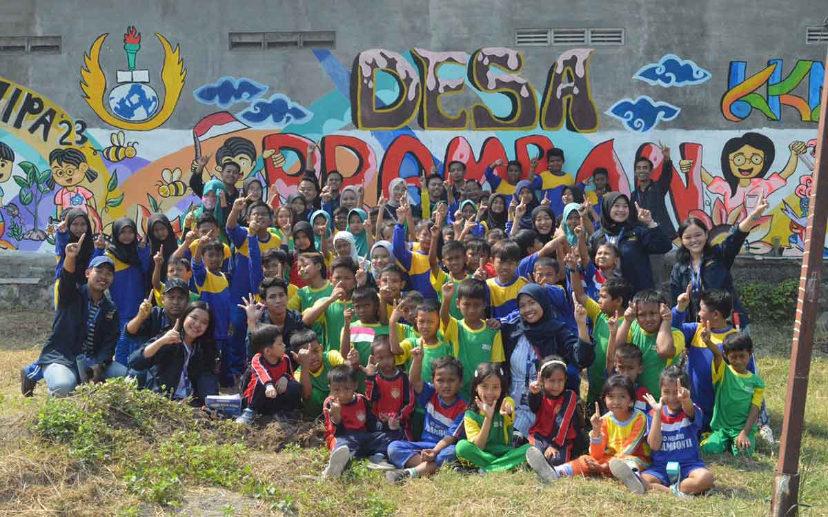 Siswa PG-PAUD, TK, dan SD saat foto bersama mahasiswa KKN Unipa Surabaya. Foto: Ist