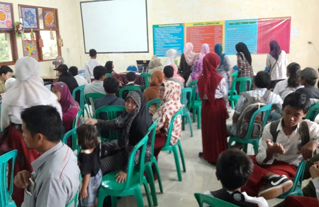 Wali murid bersama anak SMPN mereka yang masih menggunakan seragam SD. syuhud/bangsaonline