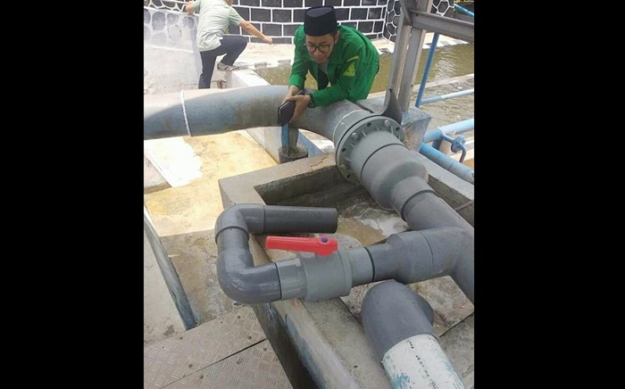 Saad Muafi saat kontrol aliran pembuangan limbah. 