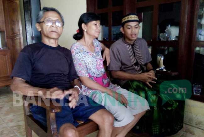 Fajar Irfantoro bersama kedua orang tuanya saat ditemui di rumahnya. foto: AKINA/ BANGSAONLINE