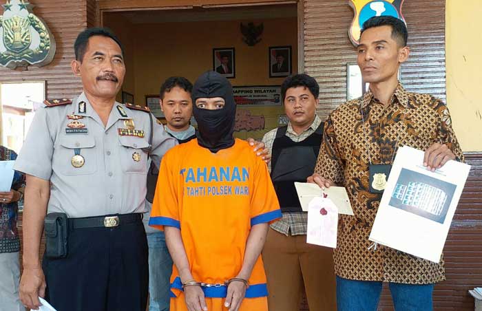 Tersangka dan barang bukti diamankan di Mapolsek Waru.
