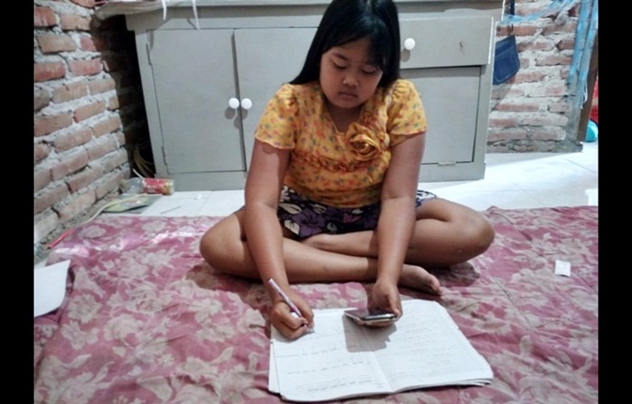 Salah satu murid yang belajar melalui daring di rumahnya.
