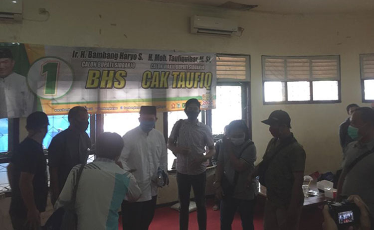 Calon Bupati (Cabup) Sidoarjo Bambang Haryo Soekartono (BHS) saat berkunjung ke Balai Wartawan Sidoarjo, Jumat (4/12/2020). (foto: ist)