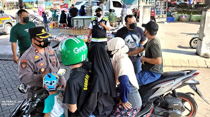 Suasana operasi yustisi di Pasar Mojoagung, Jombang.