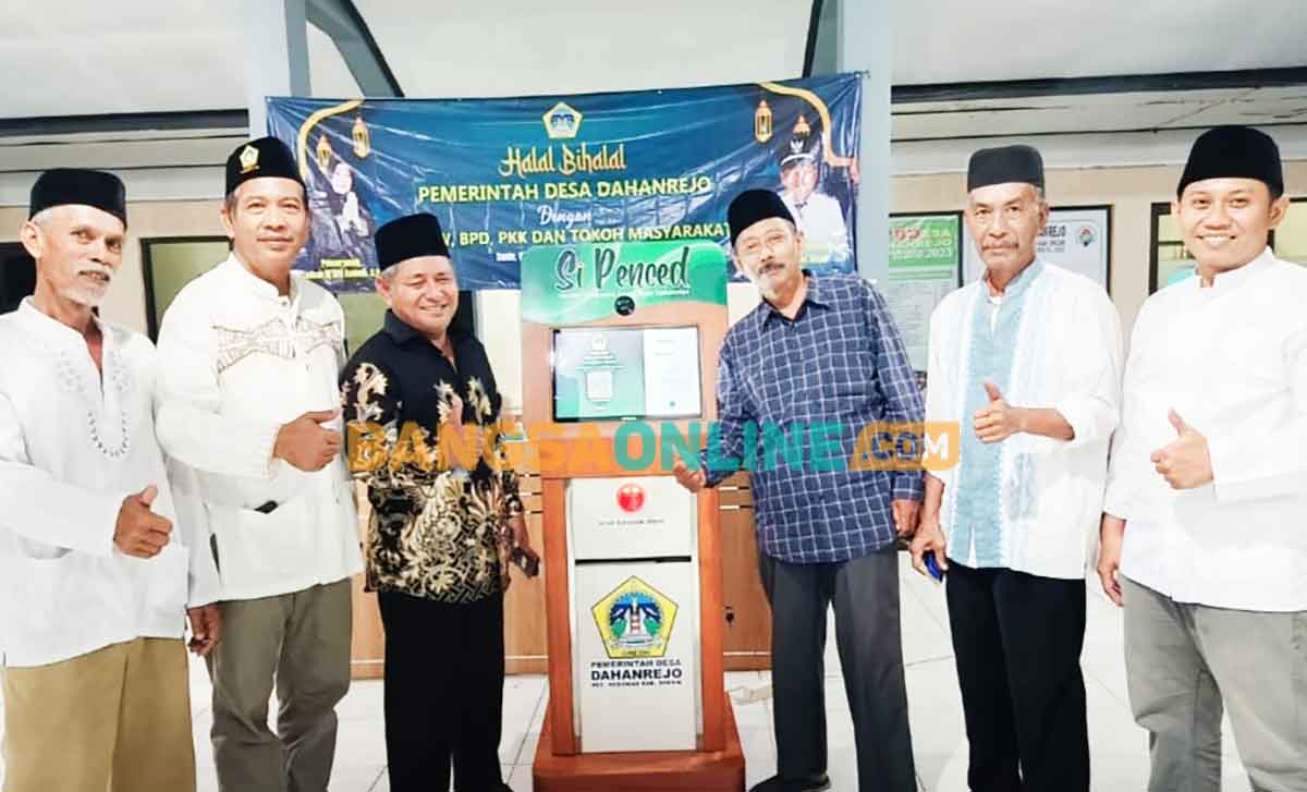Kades Dahanrejo, Mochammad Hasan (dua dari kiri), saat menunjukkan aplikasi Sipenced. Foto: SYUHUD/BANGSAONLINE