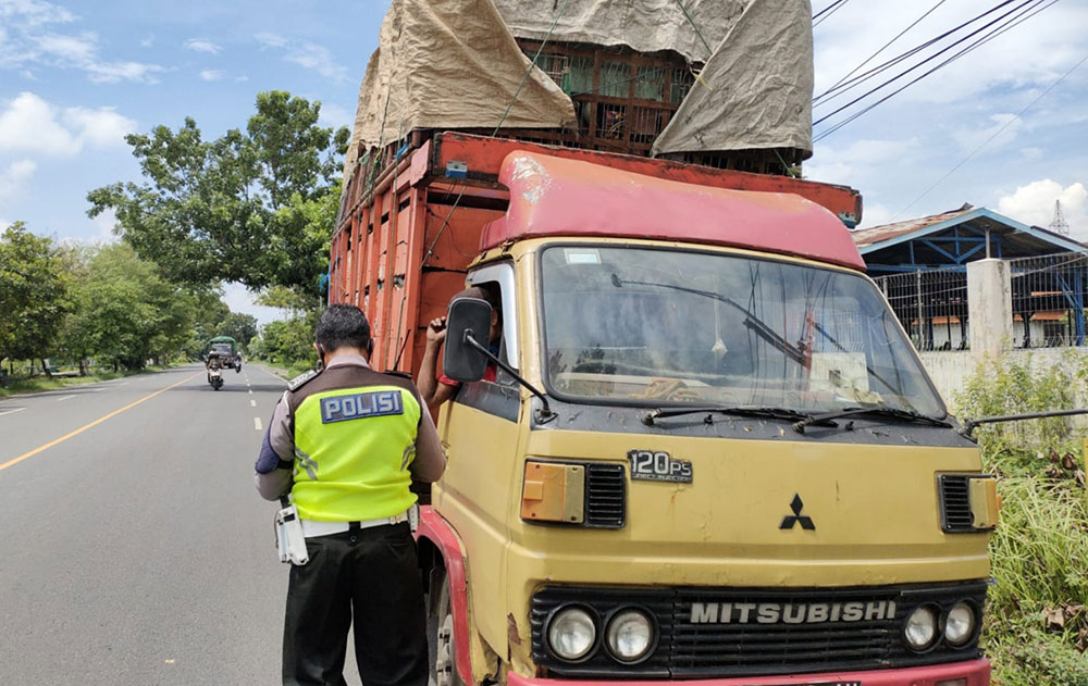 Petugas Satlantas Polres Jombang saat menghentikan salah satu truk yang kelebihan muatan. foto: AAN AMRULLOH/ BANGSAONLINE