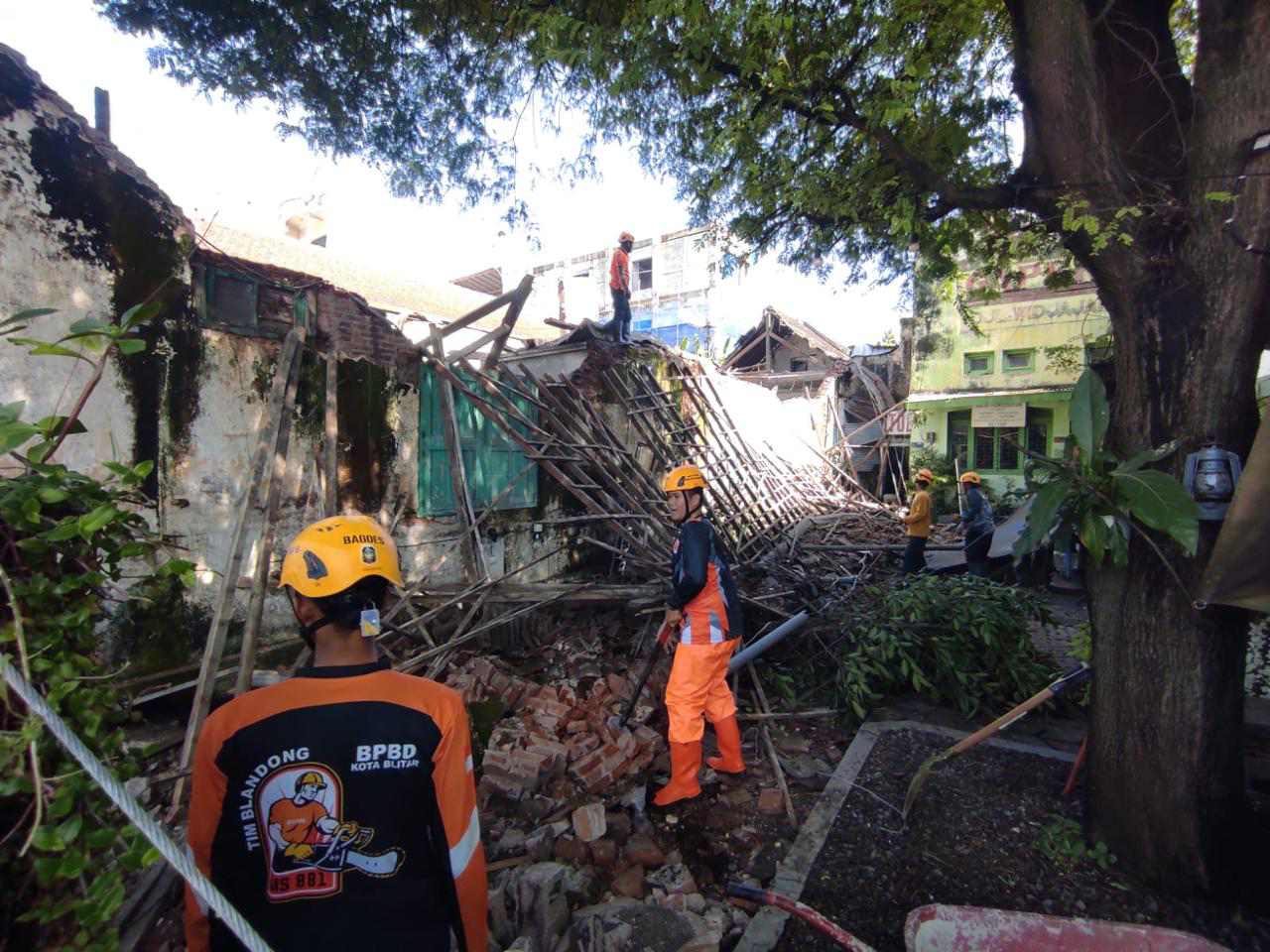 Kondisi kafe di Jalan Mastrip Kota Blitar yang tertimpa bangunan tua akibat gempa.