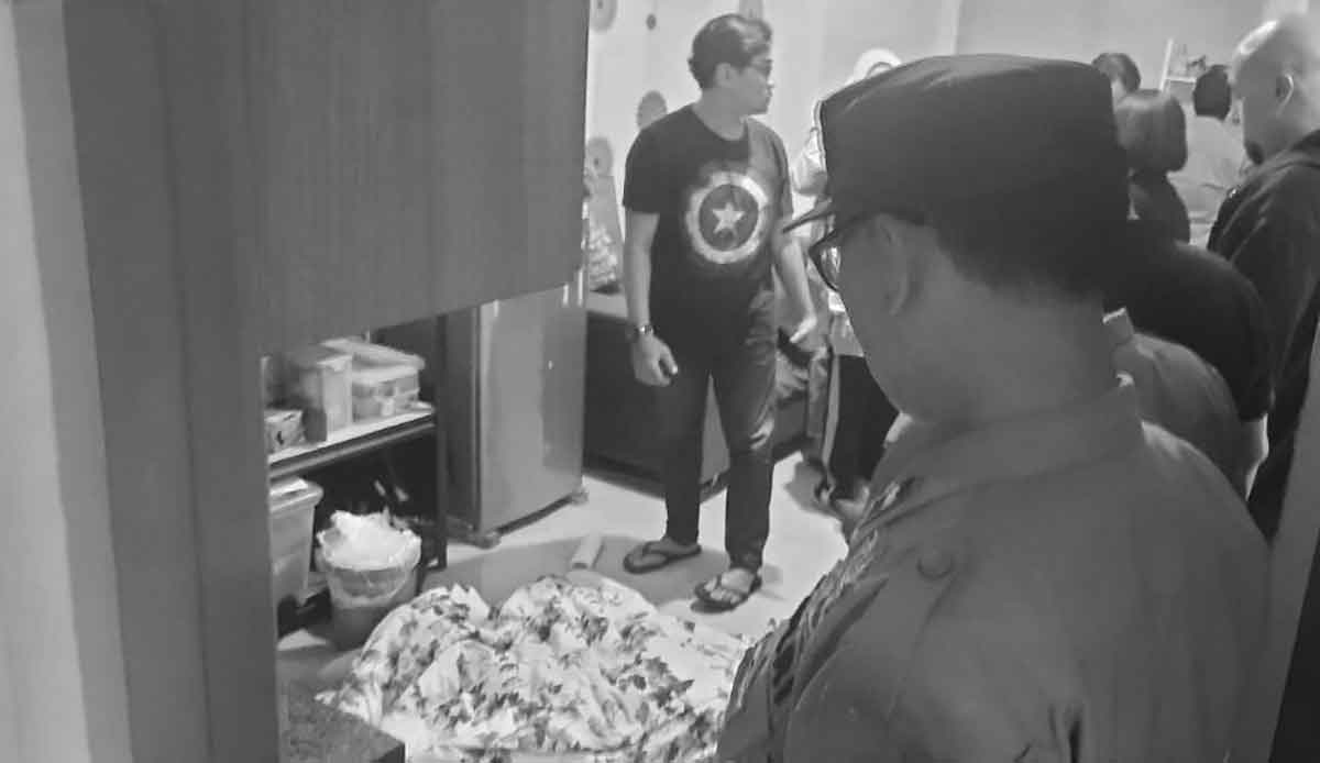 Petugas saat mengevakuasi korban tewas di Apartemen Gunawangsa Surabaya.
