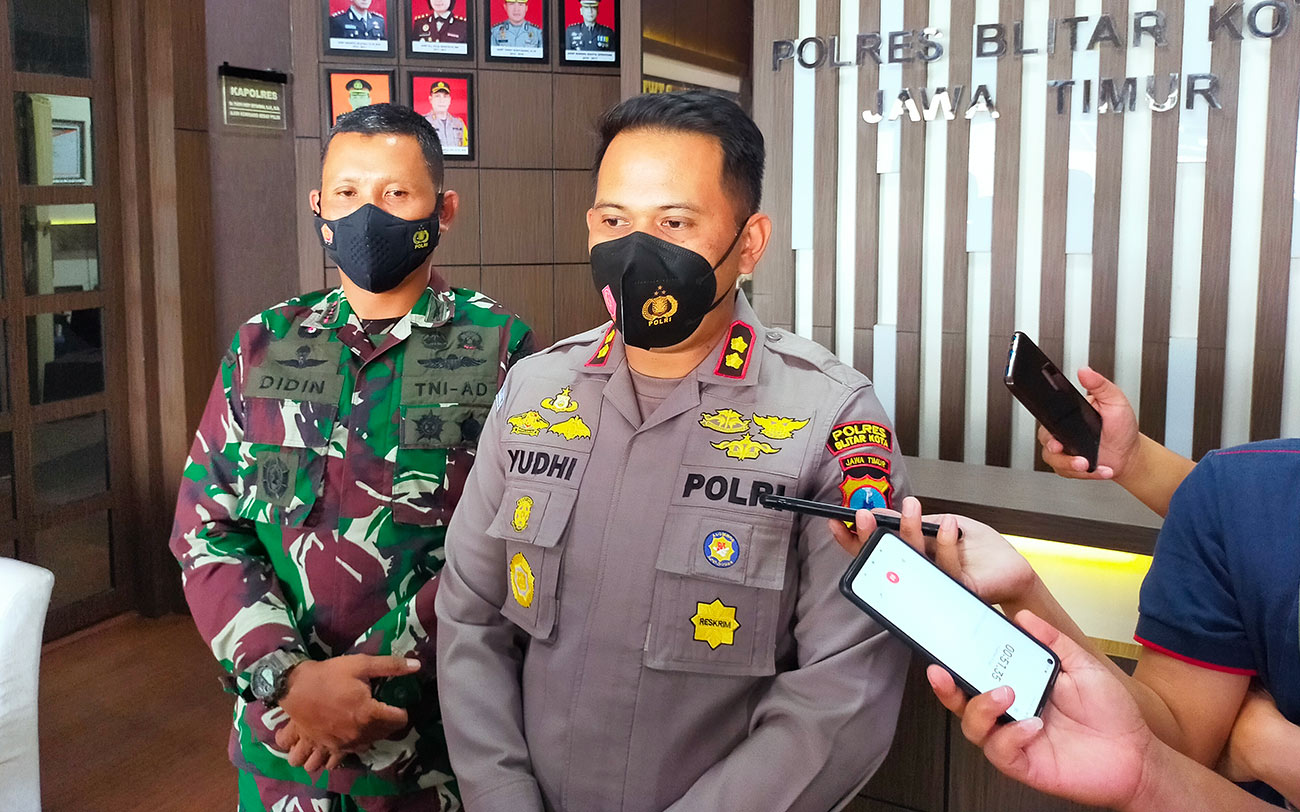 Kapolres Blitar Kota AKBP Yudhi Hery Setiawan memberikan keterangan terkait dugaan penangkapan pria yang membentangkan poster saat kunjungan Jokowi di Blitar.