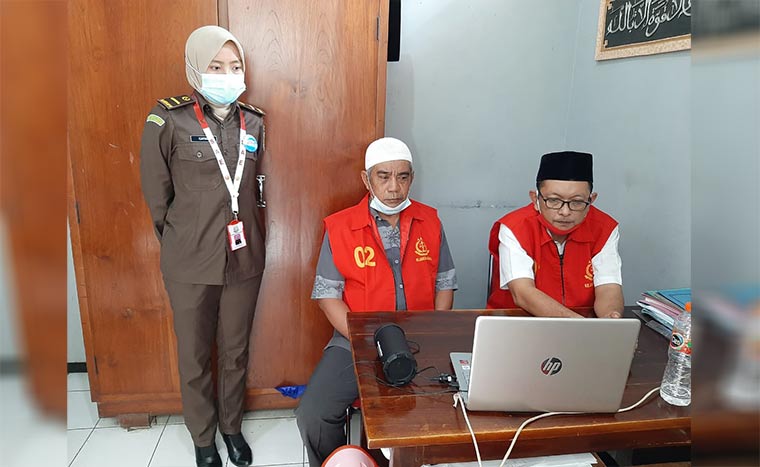 Kedua terdakwa saat mengikuti sidang dari Rutan Klas IIB Nganjuk. 