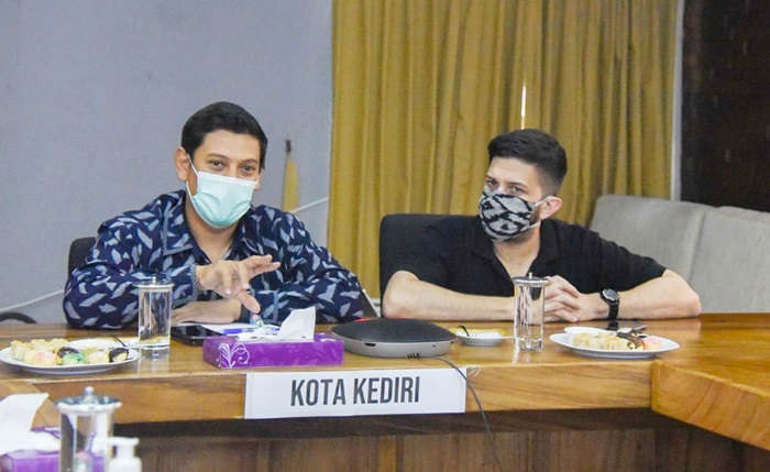 Wali Kota Kediri Abdullah Abu Bakar (kiri) dan Mr. D (Dennis Perez). foto: ist.