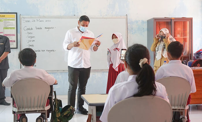 Wali Kota Kediri, Abdullah Abu Bakar, saat berkunjung dan menyapa murid SD Laboratorium UN PGRI Kediri. Foto: Ist