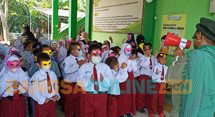 Siswa baru SDNU Nurul Islah Gresik saat ikuti MPLS. Foto: SYUHUD/BANGSAONLINE