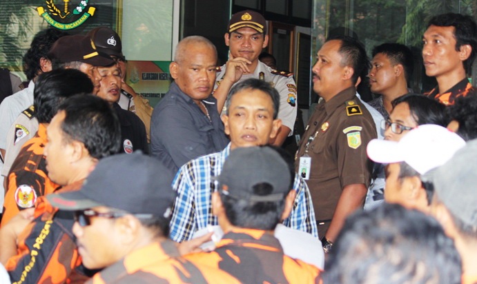 Warga lakukan blokade pintu keluar kejaksaan tuntut kades dikeluarkan. (foto khumaidi/BangsaOnline)
