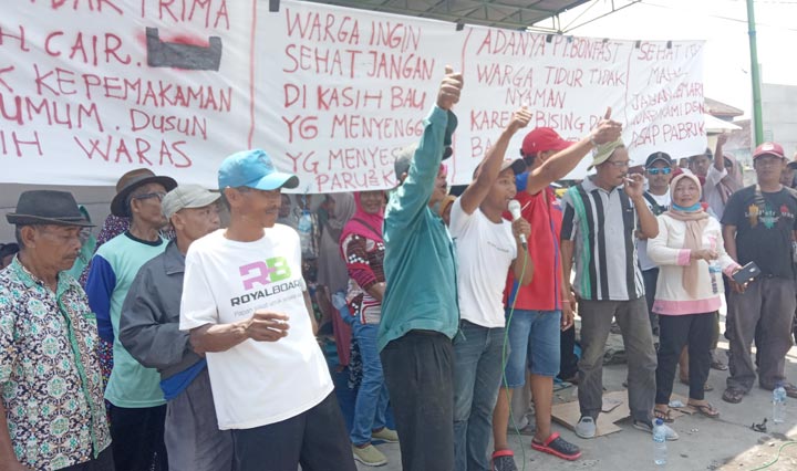Warga saat aksi di pintu keluar pabrik PT. Bondvast Indo Sukses. foto: SOFFAN/ BANGNSAONLINE