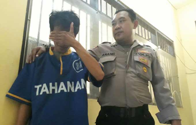 Pelaku saat hendak dijebloskan ke penjara.